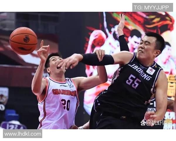 CBA赛场上奎因精彩抛投瞬间引发球迷热议与赞叹