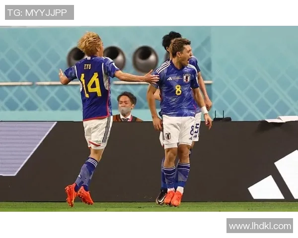 谢鹏飞精彩远射破门助力球队逆转局势展现非凡实力 谢鹏飞精彩远射破门助力球队逆转局势展现非凡实力