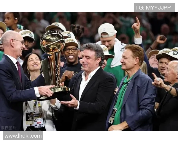 凯尔特人在季后赛中击败独行侠,晋级下一轮比赛 凯尔特人在季后赛中击败独行侠,晋级下一轮比赛