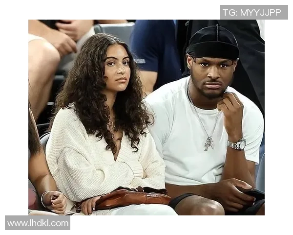 勒布朗-詹姆斯晒幸福家庭度假照，分享甜蜜亲情时光