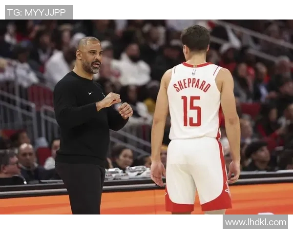 火箭主教练:球队将重点培养年轻球员,争取在未来几个赛季找到成功 火箭主教练:球队将重点培养年轻球员,争取在未来几个赛季找到成功