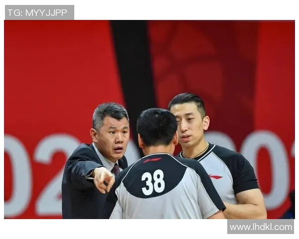 球员闯入裁判席索赔！CBA比赛惊现罕见一幕，赛场安全引热议