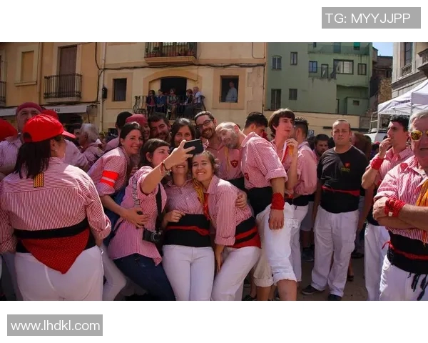 西班牙足协宣布原定周末的巴塞罗那德比延期进行，球迷热情不减